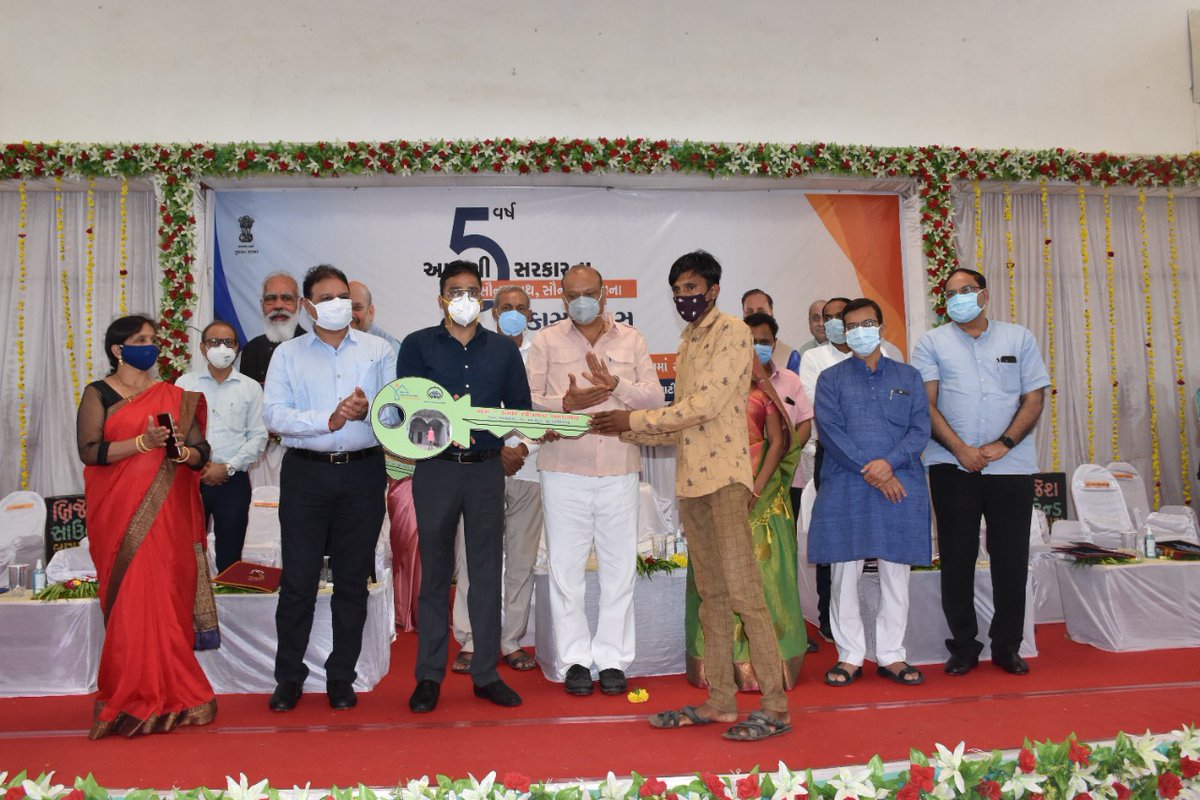 બાવન પાટીદાર સમાજઘર લુણાવાડા ખાતે માન. મંત્રીશ્રી જયદ્રથસિંહજી પરમારની પ્રેરક ઉપસ્થિતિમાં‘‘વિકાસ દિવસ’’નિમિત્તે પ્રધાનમંત્રી આવાસ યોજના(ગ્રામીણ)ના લાભાર્થીઓને આવાસની ચાવીનીપ્રતિકૃતિ તેમજ મંજૂરીપત્રો એનાયત કરવાનો કાર્યક્રમ યોજાયો.
<a href="/CMOGuj/">CMO Gujarat</a> <a href="/kamaldayani/">Kamal M. Dayani</a> <a href="/manishbansalias/">Dr Manish Bansal IAS</a> @mahimahiti