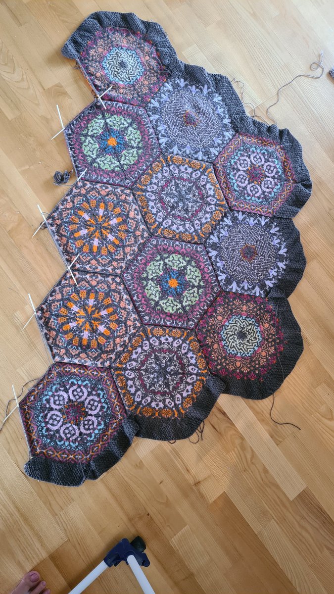 Er halvvejs i projekt tæppe-af-sekskanter. Overvejer om jeg skal gøre det større
#strikketwitter