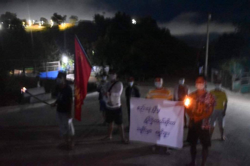 2021Revtweets's tweet photo. Residents from #AyeMyaTharYar ward, Hpakant Tsp marched &amp; staged a protest to overthrow the dictatorship.
#Aug7Coup 
#WhatsHappeningInMyanmar https://t.co/yOlgMeHfAl