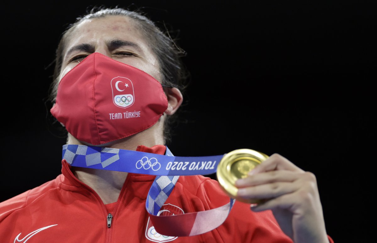ntv's tweet photo. ADINI TARİHE YAZDI 🥊
🇹🇷🥇 Olimpiyat şampiyonu ilk Türk kadın boksör: #BusenazSürmeneli https://t.co/5EuRdtQSrw
#TUR  #Tokyo2020 #Olympics #OlimpiyatOyunları #Boxing https://t.co/D0oB4AKDjy