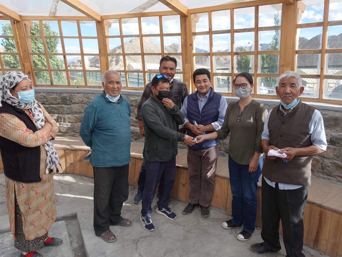 ledegladakh's tweet photo. Asma Yousuf, Operation Experts, LEDeG handed over the keys of Water Stand Post at Housing Colony to operators Angchuk Tsering in the presence of Lower Leh councillor, Tsering Namgyal, Ward Member, Jungnais, and the Housing Colony, Goba, Nawang Rigzen.

#LEDeG #BORDA #MCL https://t.co/QxvQo64mZN