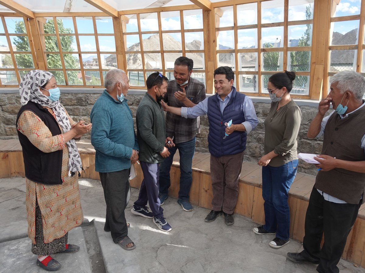ledegladakh's tweet photo. Asma Yousuf, Operation Experts, LEDeG handed over the keys of Water Stand Post at Housing Colony to operators Angchuk Tsering in the presence of Lower Leh councillor, Tsering Namgyal, Ward Member, Jungnais, and the Housing Colony, Goba, Nawang Rigzen.

#LEDeG #BORDA #MCL https://t.co/QxvQo64mZN