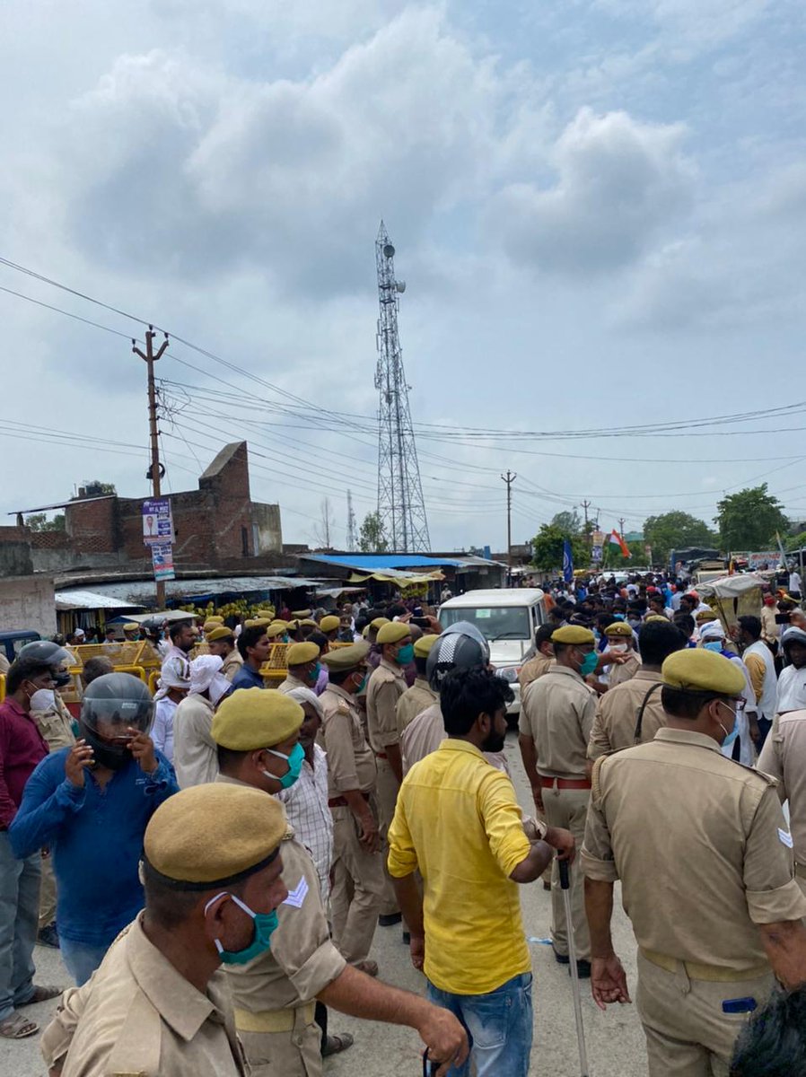 BhimArmyChief's tweet photo. अनीश कनौजिया की हत्या की भयानक वारदात का विरोध करने मैं गोरखपुर जा रहा हूँ। ब्राह्मण लड़की से प्रेम विवाह की सजा अनीस को दी गई। हत्या रोकने में नाकाम रही पुलिस अचानक चुस्त हो गई सैकड़ों पुलिसवाले हमे रोक कर खड़े हो गए हैं। मैं अपने परिवार के लिए न्याय की लड़ाई जारी रखूँगा। https://t.co/rTCusU5Vk1