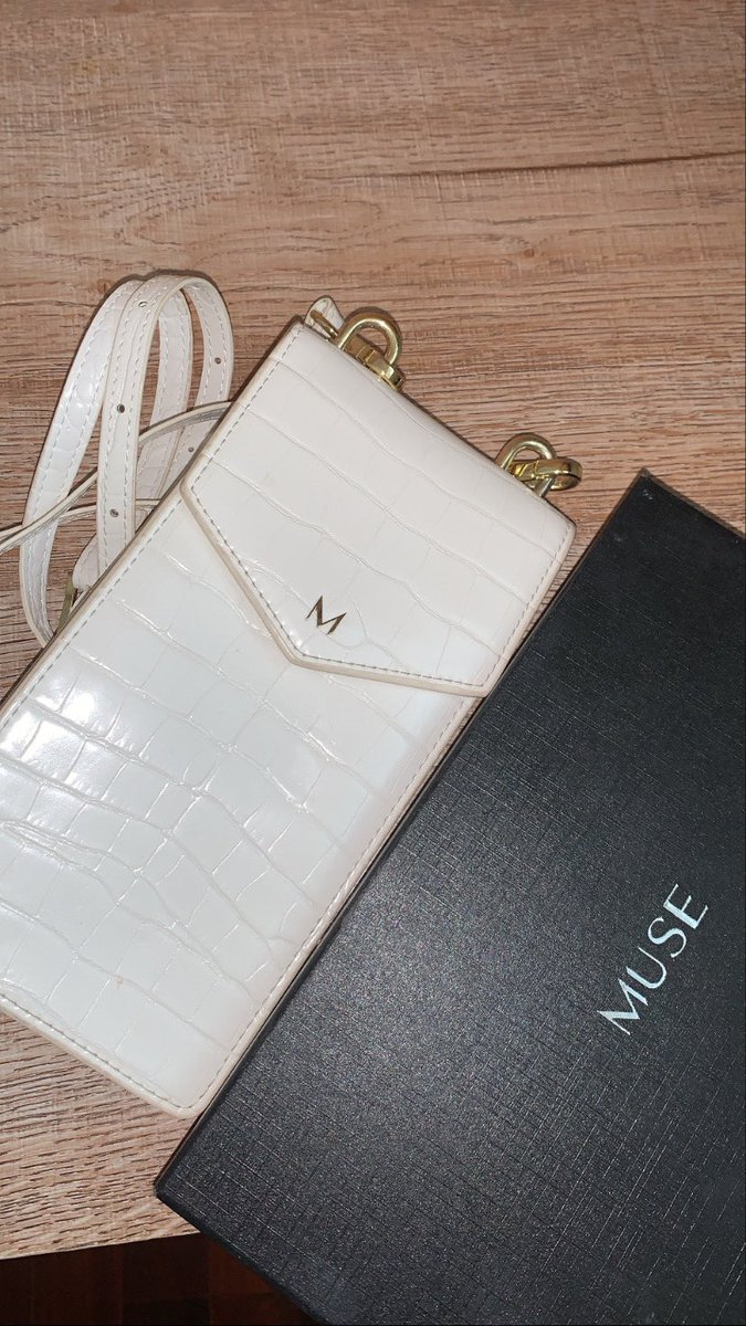 usedbyluna's tweet photo. ส่งต่อ กระเป๋า ใส่โทรศัพท์/มือถือ MAXI BAG สี white จากร้าน muse ของแท้ (ซื้อมา1450) ส่งต่อ 470 รวมส่งค่ะ (+ems 30) มีกล่อง/สาย สะพายข้าง ครบ #muse #maxibag #bag #กระเป๋าสะพายข้าง #ส่งต่อกระเป๋ามือสอง #ส่งต่อกระเป๋า #เคส https://t.co/iuFSYMhjN0