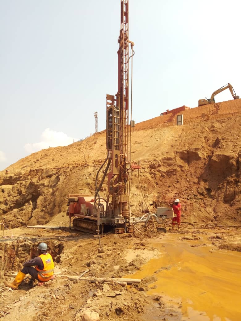 cmc_orascom's tweet photo. Sur le chantier de JIJI tous les travaux sont en cours, jet grouting pour la portail d'entrée du tunnel et sous le ponceau de dérivation ainsi que les travaux de ferraillage pour le dessableur et du ponceau #Burundi #JIJI #Mulembwe #Projet #Hydroélectrique https://t.co/7XDb75Xvvl