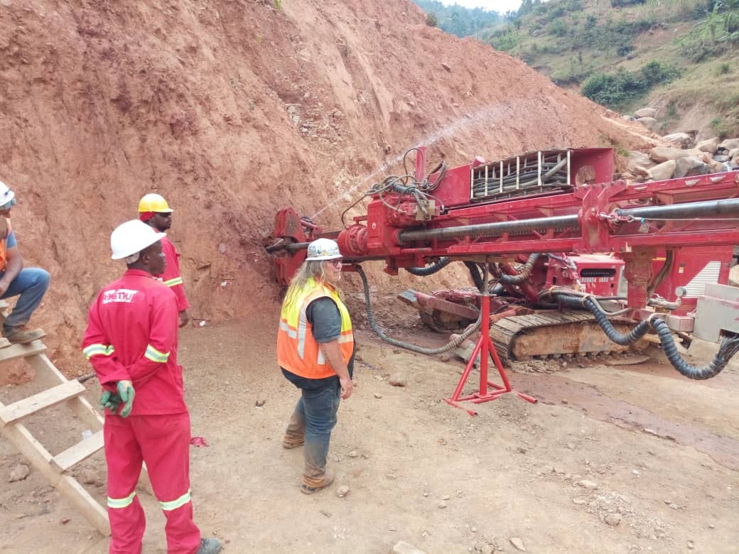 cmc_orascom's tweet photo. Sur le chantier de JIJI tous les travaux sont en cours, jet grouting pour la portail d'entrée du tunnel et sous le ponceau de dérivation ainsi que les travaux de ferraillage pour le dessableur et du ponceau #Burundi #JIJI #Mulembwe #Projet #Hydroélectrique https://t.co/7XDb75Xvvl