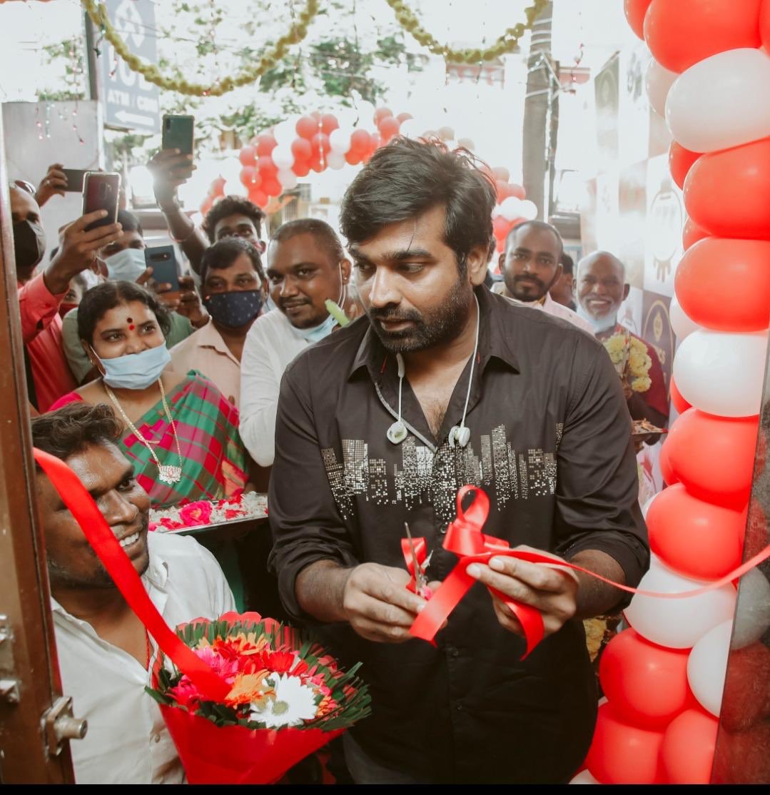 KdVicky10's tweet photo. மக்கள் செல்வன் 
விஜய் சேதுபதி அவர்களின் திருக்கரங்களால் இன்று KKK milk இது நம்ம பண்ணை பசும்பால் மற்றும் Lyrics coffees நிறுவனங்கள் துவங்கப்பட்டது.

Best wishes @lyricistkaruna 👍

#MakkalSelvan #VijaySethupathi https://t.co/4PPTHqVibh https://t.co/bm7IgXVnij