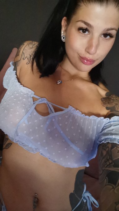 Blau blau blau sind alle meine Kleider... 🎶 Jetzt online ✨ link in der bio 🔗 #retweet https://t.co/o<a href="/tag/retweet"class="tags"><span>#retweet</span></a>