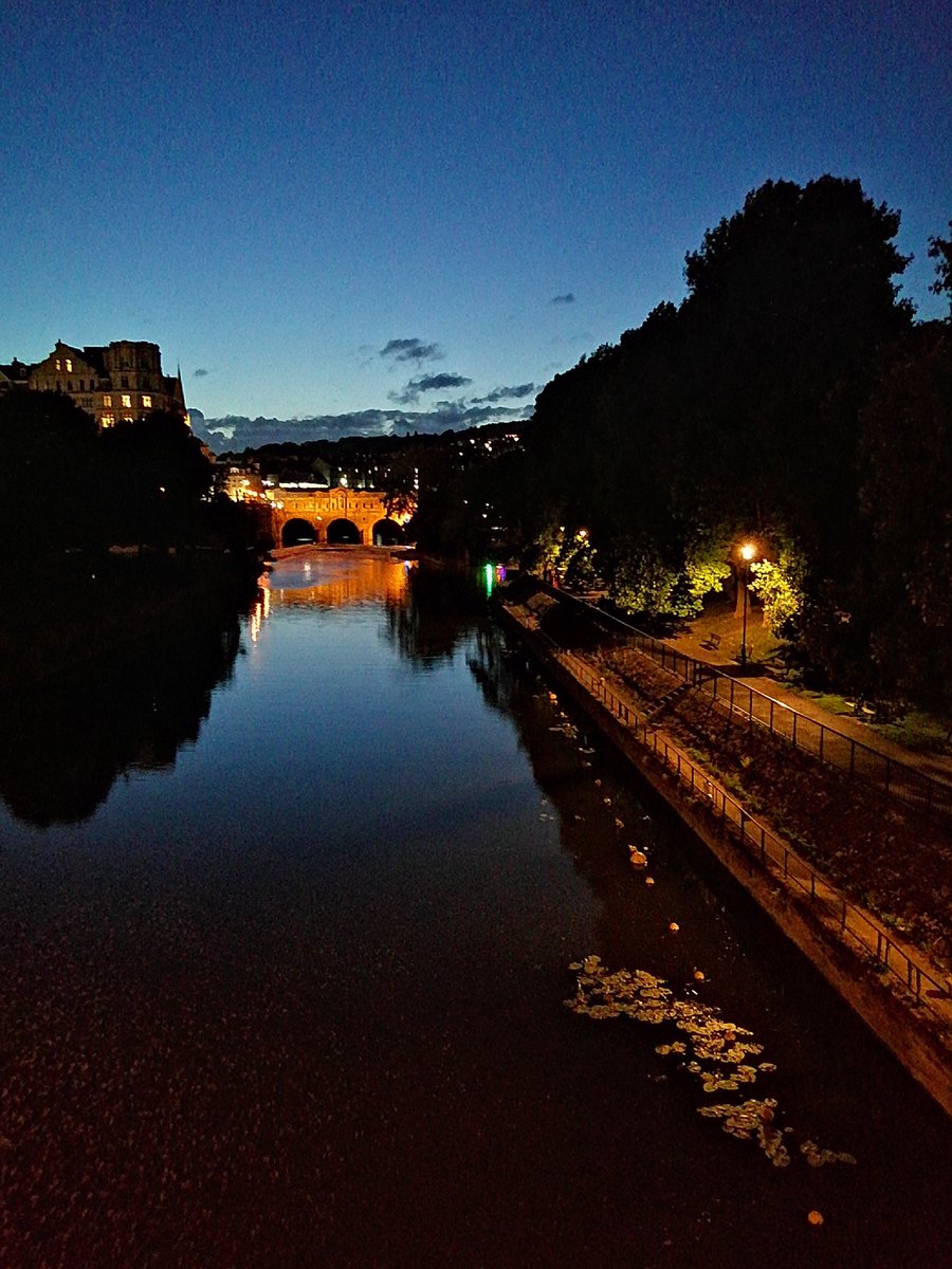 fay_greenhalgh's tweet photo. Nightime, after haunting the streets of Bath. #MrsNeedles #bathhistory #pultneybridge #bathghosttours https://t.co/rrSOKKyxP1