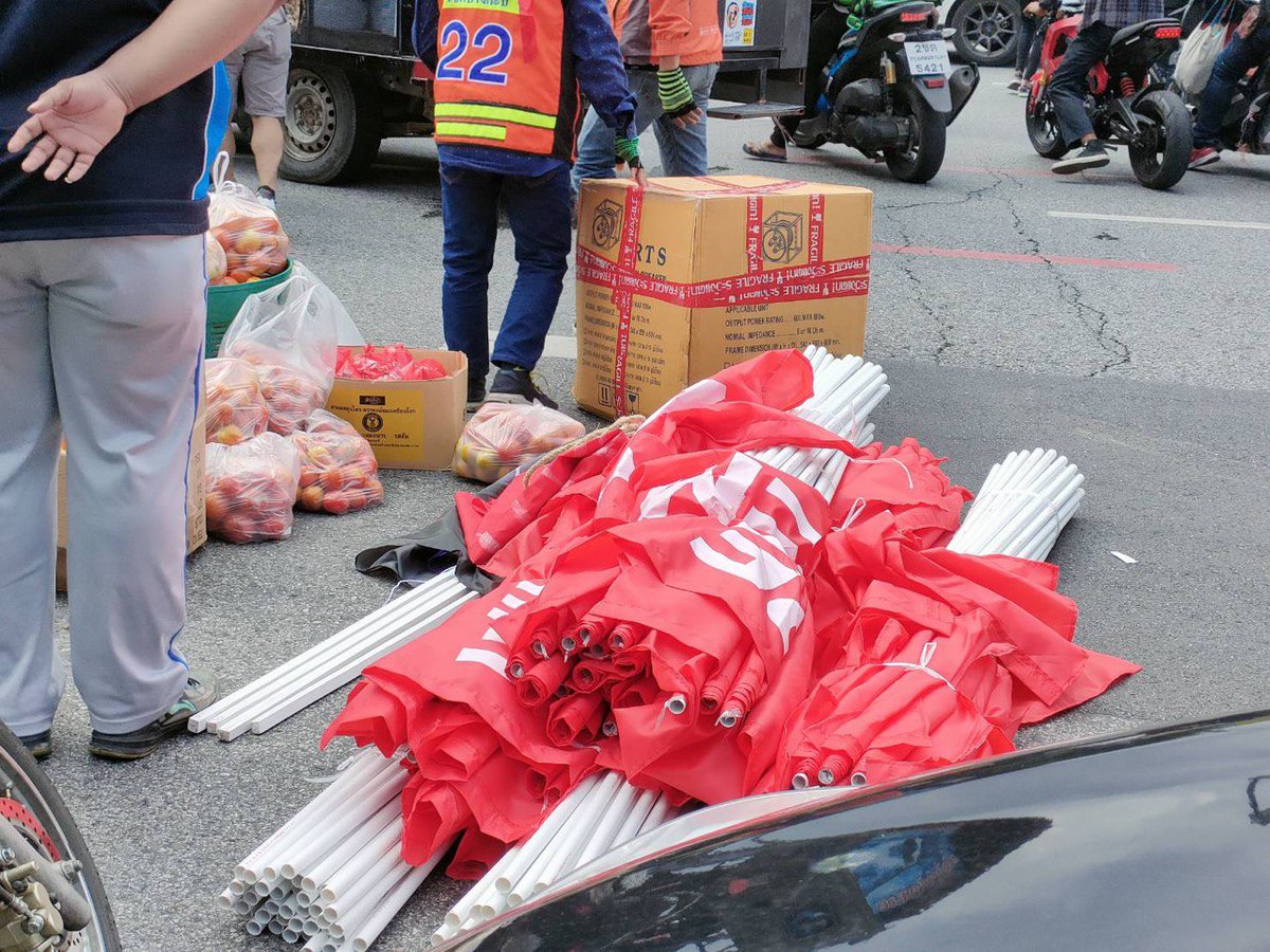 jjookklong3's tweet photo. ม็อบไม่มีแกนนำไม่มีคนจัดการบ้าบออะไร เอาของทุกอย่างมาส่งถึงที่ ธง Redem, มะเขือเทศ + ถุงสี เอาไว้ปาใส่ ตร. และอุปกรณ์เครื่องเสียง จัดฉากการแสดงทุกอย่าง ไม่ Real เลยอ่ะ ไม่น่าเชื่อว่า ดารา นักร้อง และคนรุ่นใหม่ที่เป็นสามกีบจะดูไม่ออก กินปลาเยอะๆ หน่อยนะ https://t.co/U3wBbsJnz4