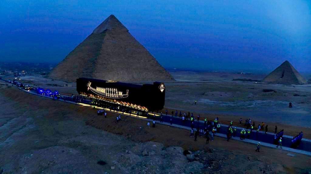 egiptologia20's tweet photo. ⚠️ Trasladada la barca solar del faraón Keops, al Grand Egyptian Museum. https://t.co/Zig6jW6b8Y