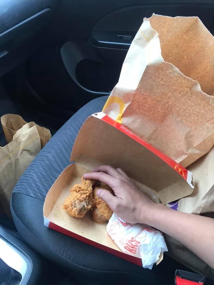 because0801's tweet photo. "kanang kamay sa pagitan ng hita, habang isa ay nagmamaneho" https://t.co/73nalFOcdh