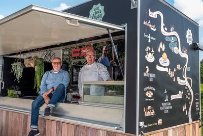 dgmaasland's tweet image. Met een hapje uit eigen streek wensen ophalen voor de nieuwe gemeente: ‘Blijf niet aan de zijlijn staan’ zpr.io/dUJTttmzcx3a