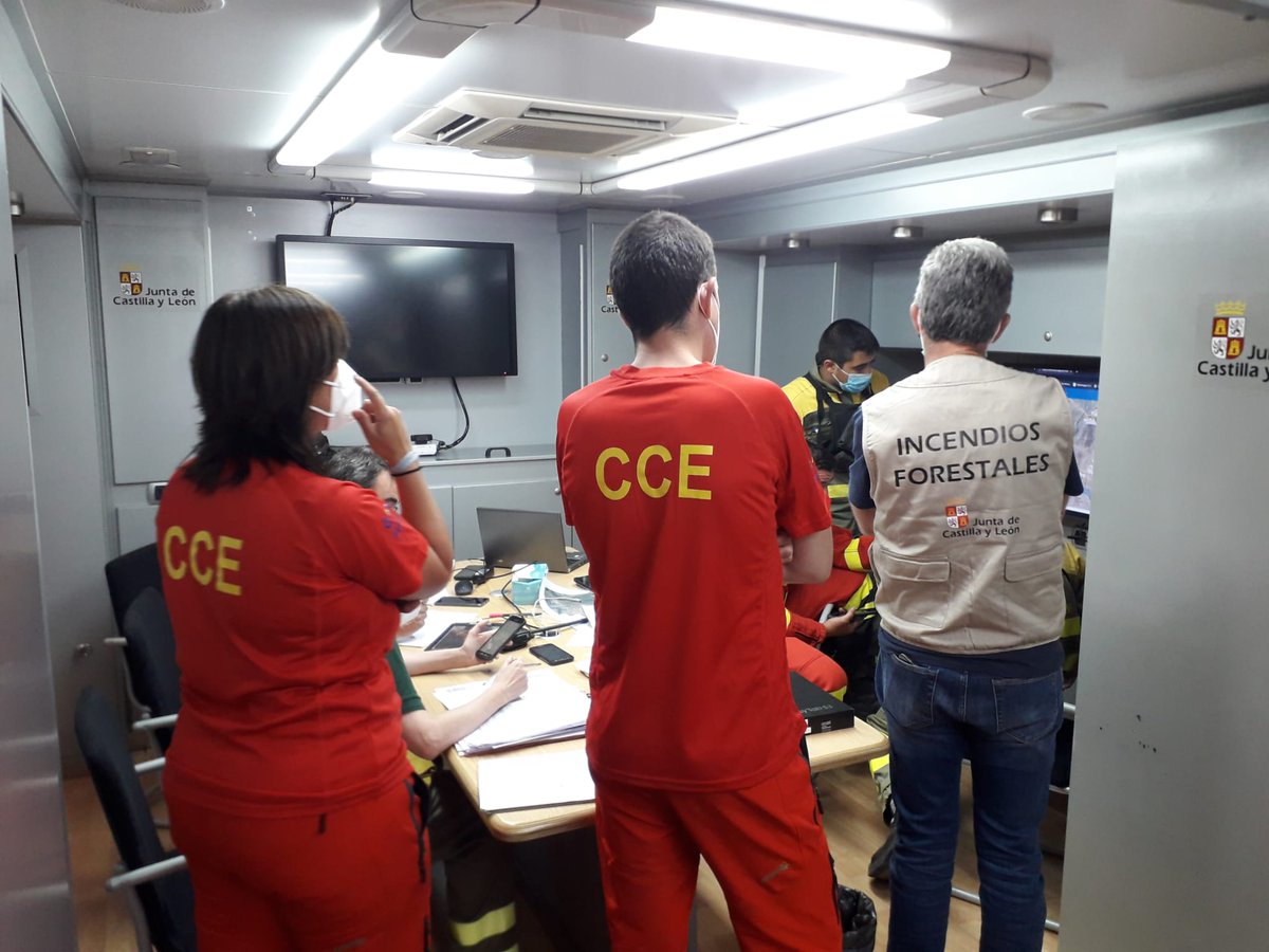 112cyl's tweet photo. Desde ayer, la UALE -Unidad de Apoyo Logístico en Emergencias de la Agencia de PC- está en #IFElTiemblo, junto a técnicos del CCE -Centro Coordinador de Emergencias-. Han desplegado el PMA desde donde se coordinan las labores de extinción. https://t.co/7K427bQfpU