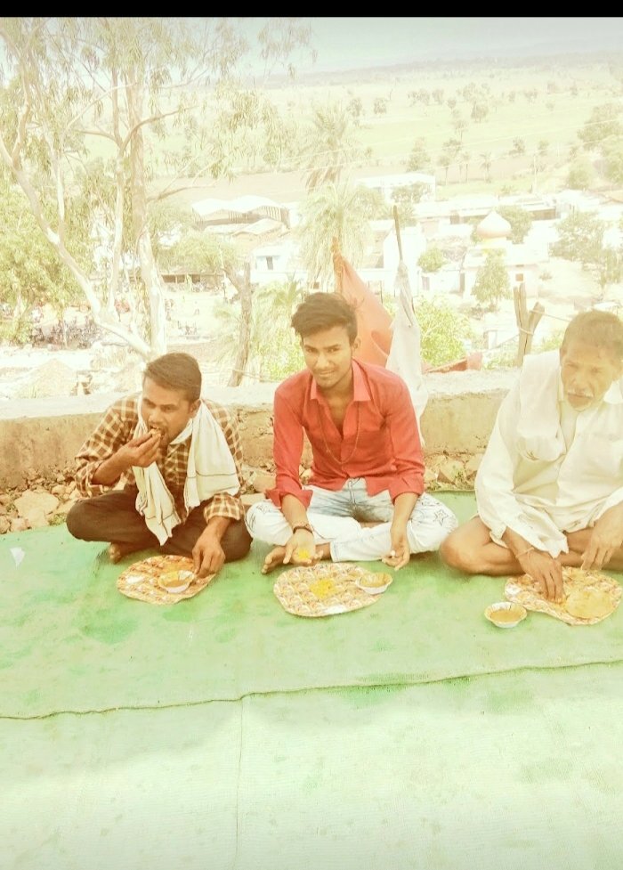 NiketSinghYada1's tweet photo. आज हमारे बीजेपी के कार्यकर्ता ने गरीब परिवारों के साथ खाना खाया उनको बहुत प्रसन्न हुई @indiayouth #bjpmp #bjpyou #MPNews #bjpfan #bjpmp04 #NaturePhotography https://t.co/bWgPbxYPP6