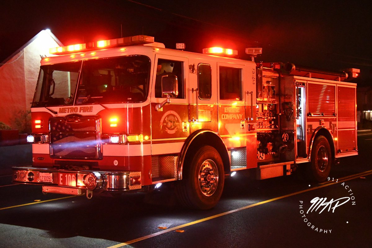 911_action's tweet photo. #CommercialStructureFire #ArdenArcade 
4807 El Camino Ave 
#OnlyOn911ActionPhotography 
Working Commercial Structure Fire reports of heavy fire in attic. Fire is knocked down. Arson investigators are enroute &amp; cause is underinvestigation.  No injuries reported. https://t.co/iO3ecdlSb6