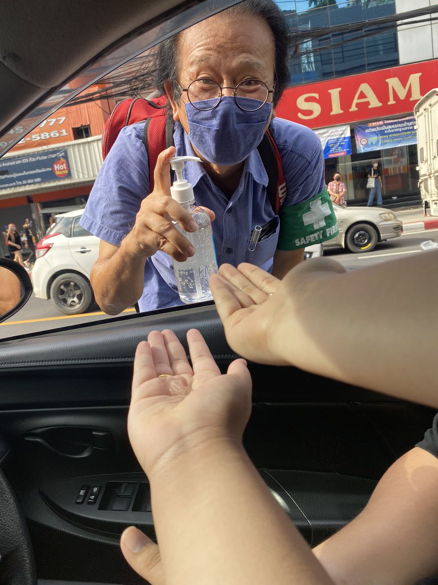 mnmindd's tweet image. คุณหมอคือน่ารักมากเดินแจกแฮลกอฮอล์ #ม็อบ7สิงหา