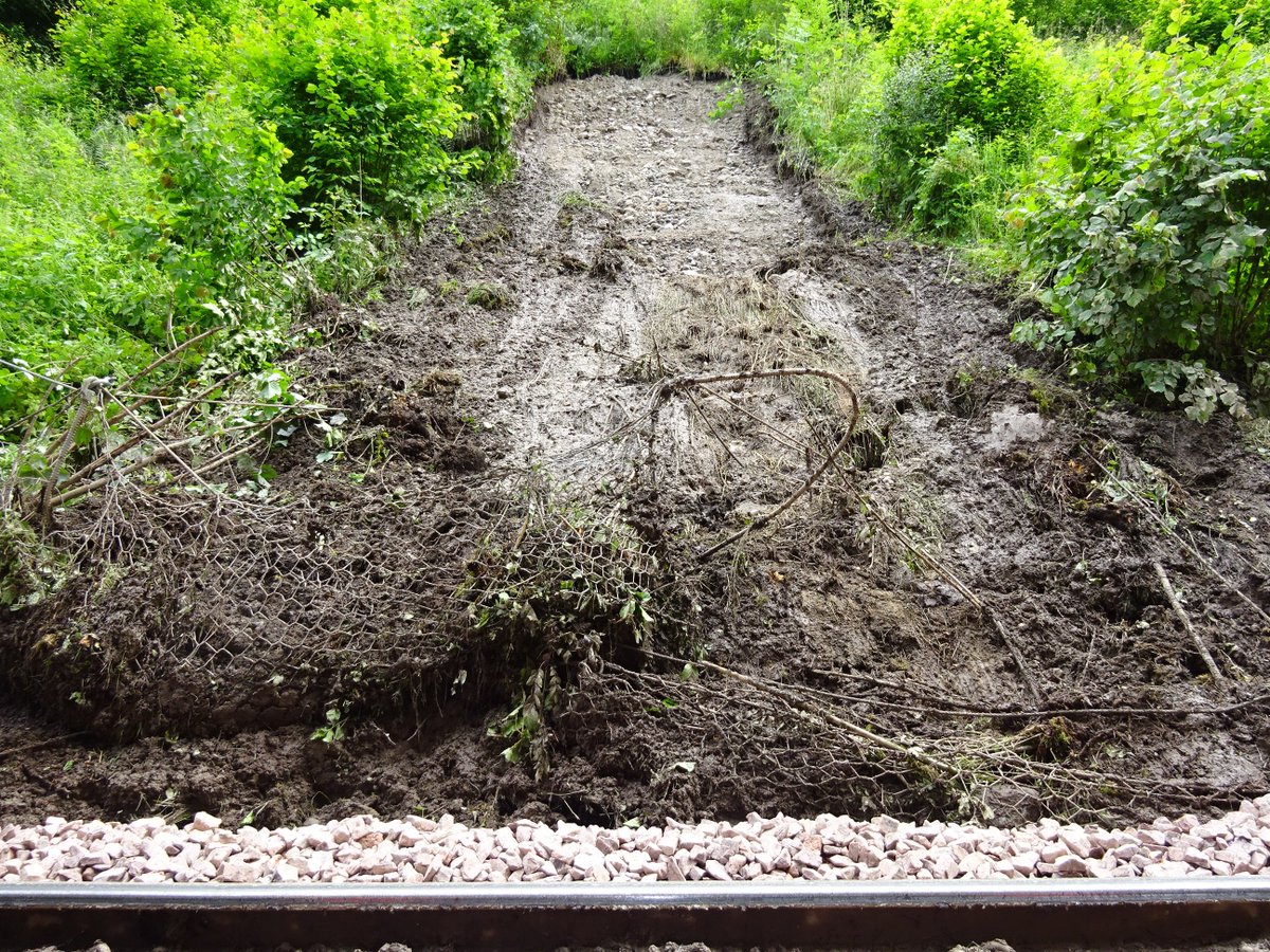 50+ tonnes of mud and vegetation had to be removed from the tracks and slope above after floodwater ran from third-party land onto the railway, triggering the slip. /2