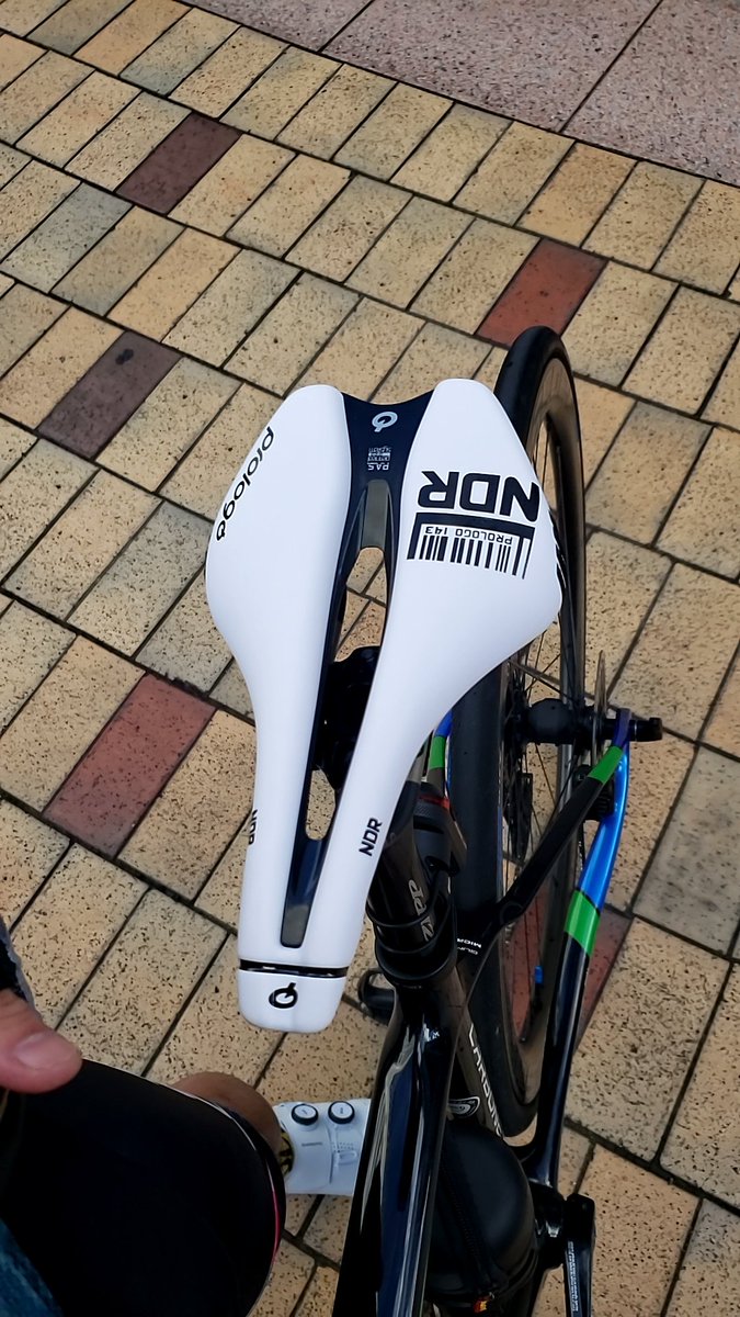 PPichann's tweet photo. ワンポイントとしてサドルを白に交換
全然印象がかわった、、、
おニューのシューズも合わせて白!

#ロードバイク好きな人と繋がりたい #ロードバイクのある生活 
#carbonexdisc
#rc9
#prologo https://t.co/2CjHcJ16zB