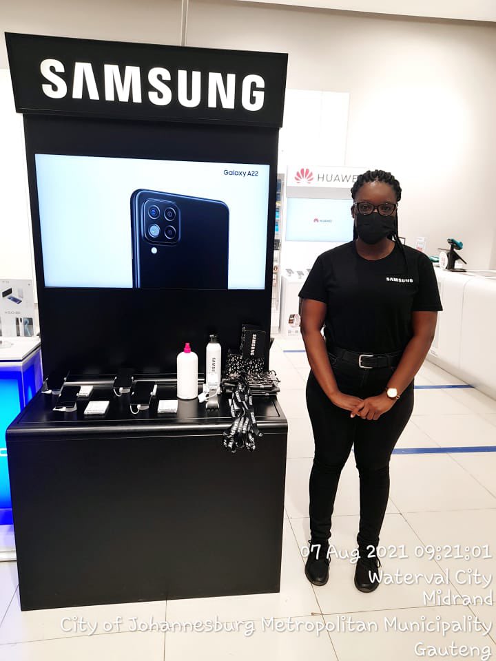 MeGaWorxx1's tweet photo. Edcon team is out and ready for some sales 🙌🏾💪🏾 #megaworxx #edcon #samsung #directsales #instoresales #instorebrandactivations https://t.co/AOiWYWotWB
