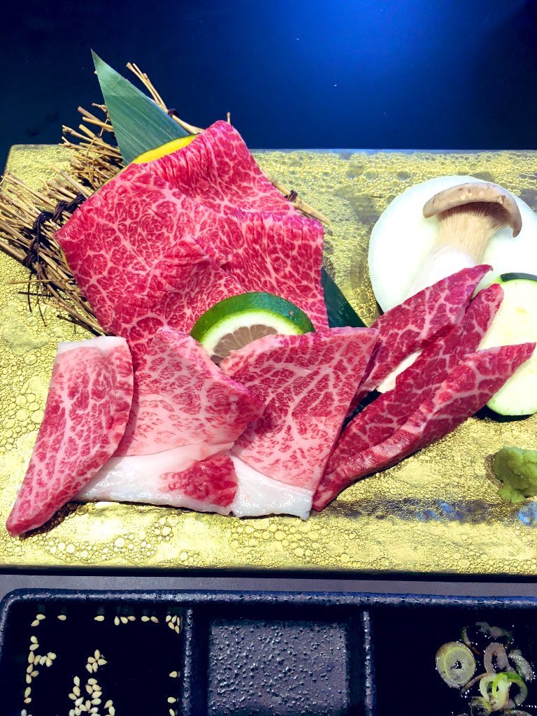 佐賀牛の魅力は、
艶さしと称されるやわらかな赤身の中に、風味ただようきめ細かな脂肪が入った美しい霜降り🥩
肉質においては最高の5等級および4等級のBMS7以上のものを厳選し、佐賀牛と名付けています。

美しい味わい深い…
まさに美味しいを追求した逸品です✨✨

#佐賀牛
#食べ放題
#炭火
#焼肉