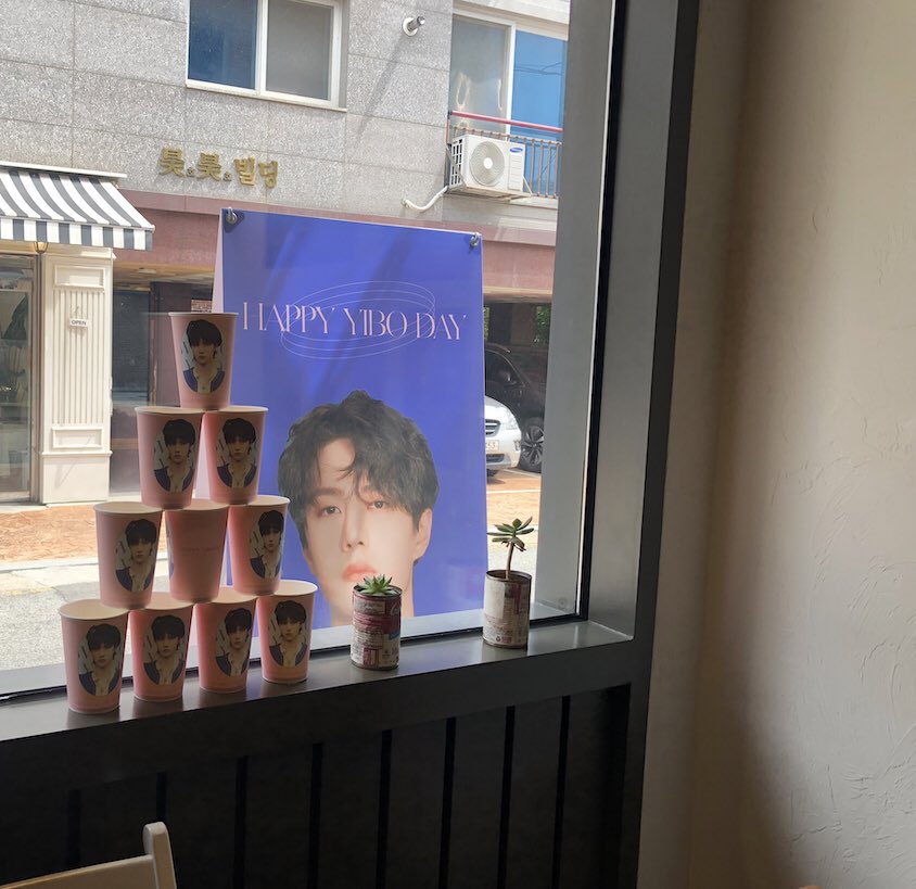 <a href="/bboporters/">뽀포터즈</a> 
뽀포터즈 생카💚
전철역에서 가까워 헤매지 않고
비교적 쉽게 찾았다
예쁜 이보사진 빼놓지 않고
다 찍어왔다

#forbboday
#여름엔_뽀
#왕이보 #이보 #wangyibo