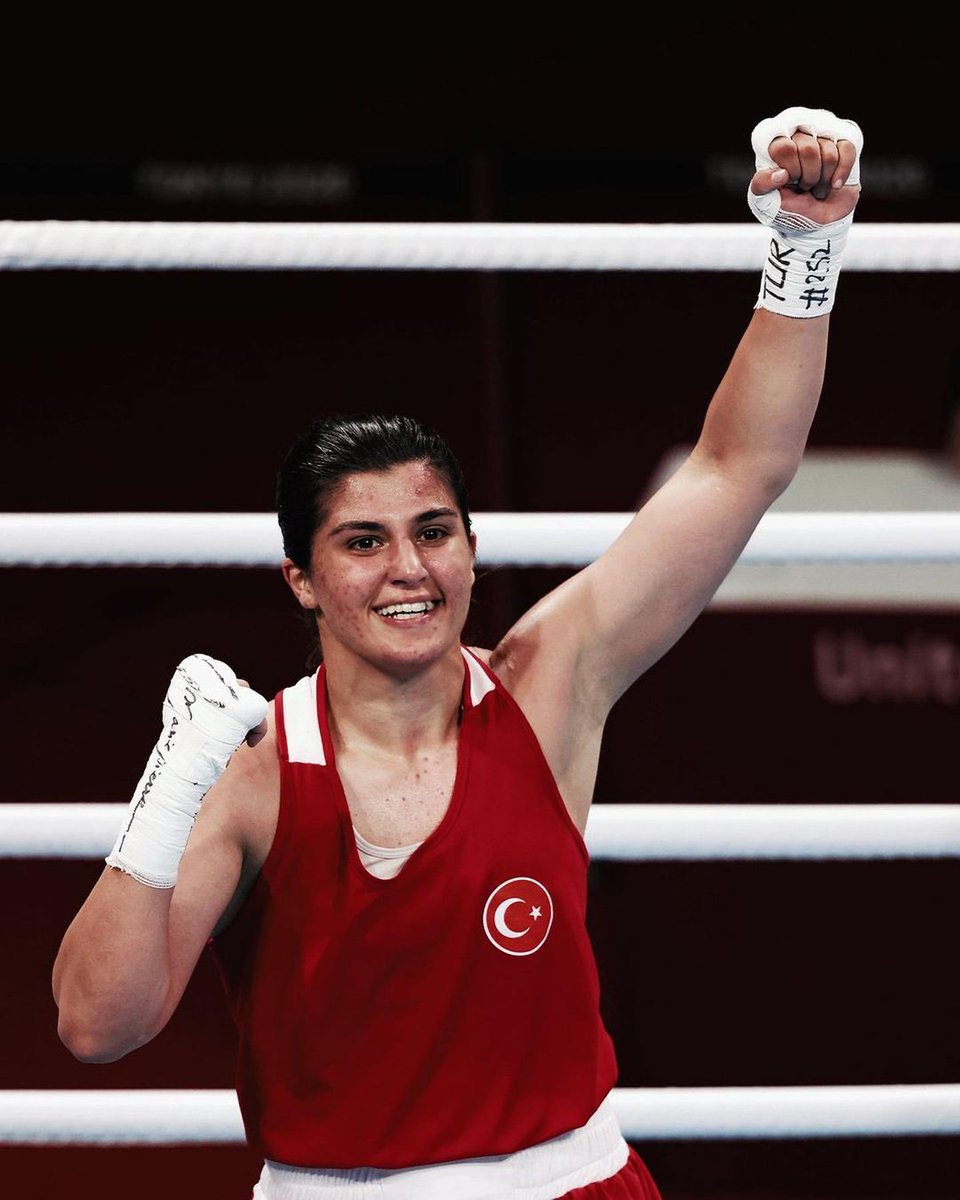 #Tokyo2020 'de Milletimizi gururlandıran Milli Boksörlerimizi tüm kalbimle kutluyorum. 🇹🇷

Kadınlar 69 kg'da Busenaz Sürmeneli olimpiyat şampiyonu!🥇

Kadınlar 51 kg'da Buse Naz Çakıroğlu olimpiyat ikincisi!🥈

#olimpiyat #olympic #boks #boxing
#busenazsurmeneli #busenazcakiroglu