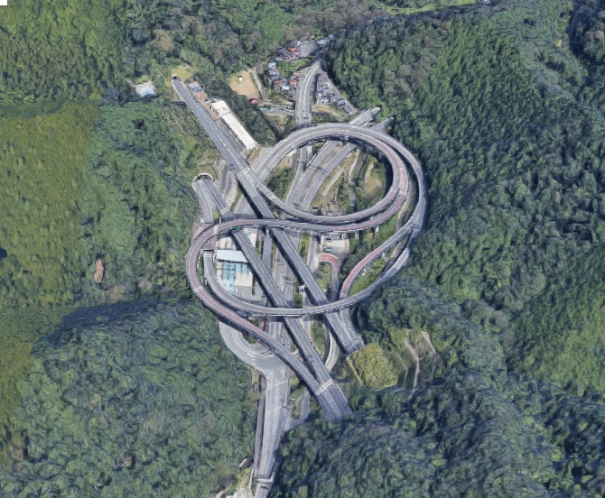 カピバラオート レバナス宣教師 よくこんな山奥にループ橋を作ったよな 山を削る面積も最小限にしてあるように見える 設計した人まじリスペクト どこだかわかった人 Rt わからない人 ファボ カピバラオートサービス T Co Mlwpjf2cgl