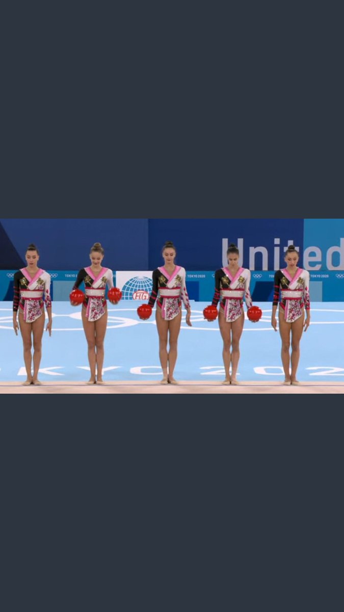 _anamaria___'s tweet photo. Divino ese vestuario de las italianas. https://t.co/w6PvqinqcH