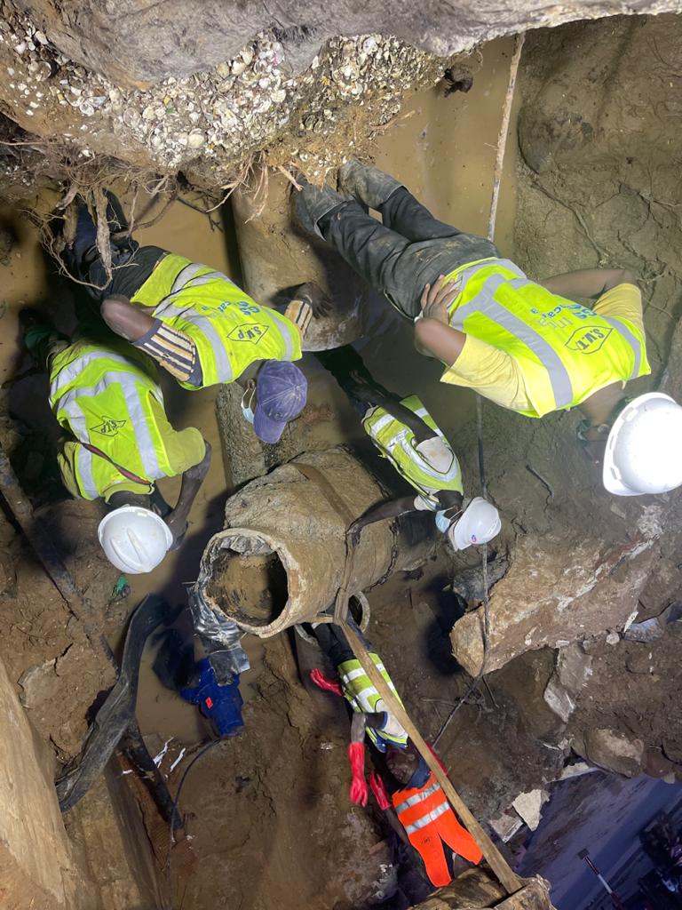 sen_eau's tweet image. Force et courage à nos #jambars qui ont travaillé toute la nuit sur trois fuites et qui viennent d'enchaîner sur les travaux de réparation prévus sur la DN700.
#VousêtesnosHéros 
#EauduSénégal 
#SenEau