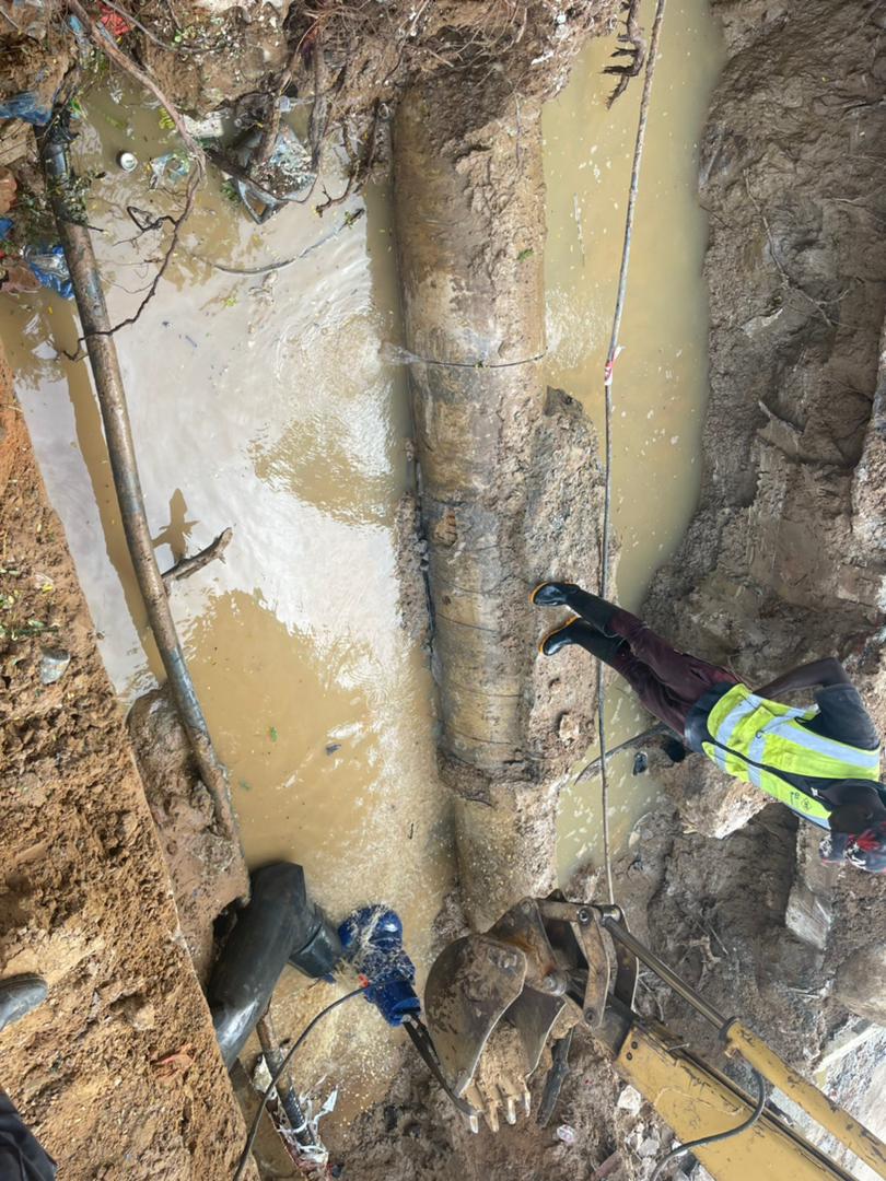 sen_eau's tweet image. Force et courage à nos #jambars qui ont travaillé toute la nuit sur trois fuites et qui viennent d'enchaîner sur les travaux de réparation prévus sur la DN700.
#VousêtesnosHéros 
#EauduSénégal 
#SenEau