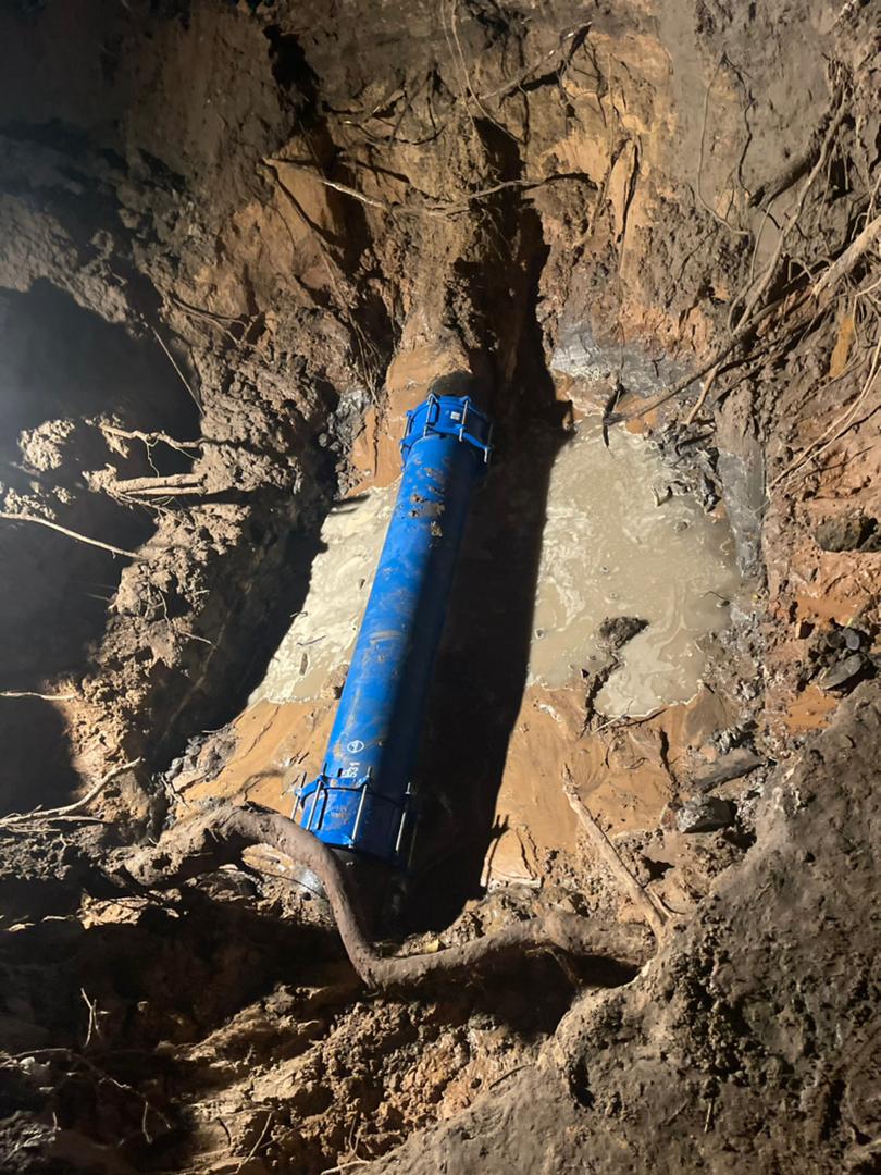 sen_eau's tweet image. Force et courage à nos #jambars qui ont travaillé toute la nuit sur trois fuites et qui viennent d'enchaîner sur les travaux de réparation prévus sur la DN700.
#VousêtesnosHéros 
#EauduSénégal 
#SenEau