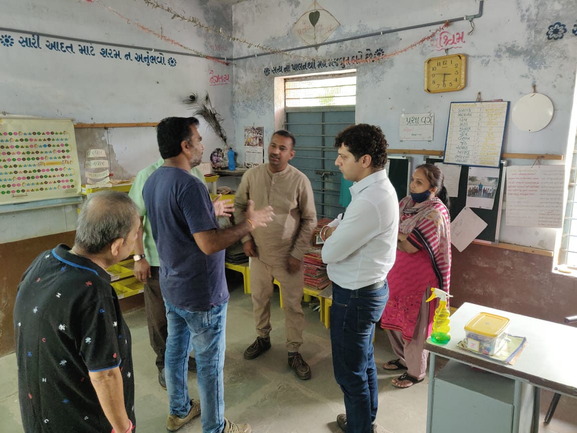 gamerrabari99's tweet photo. આજ રોજ તા. ૦૭/૦૮/૨૦૨૧ એ અમારી ટીમ દ્વારા ગાંધીનગર જીલ્લાનાં રાંદેસણ ગામની સરકારી શાળાની મુલાકાત લીધી હતી. આપણે સૌ આજકાલ સરકારી શાળા શાળા અને આજની પેઢીને નજીક લાવવાના એક પ્રયાસરૂપે આ કાર્યક્રમ આયોજિત
#atulyavarso #school #education #randesan https://t.co/dJe1TxXHxv