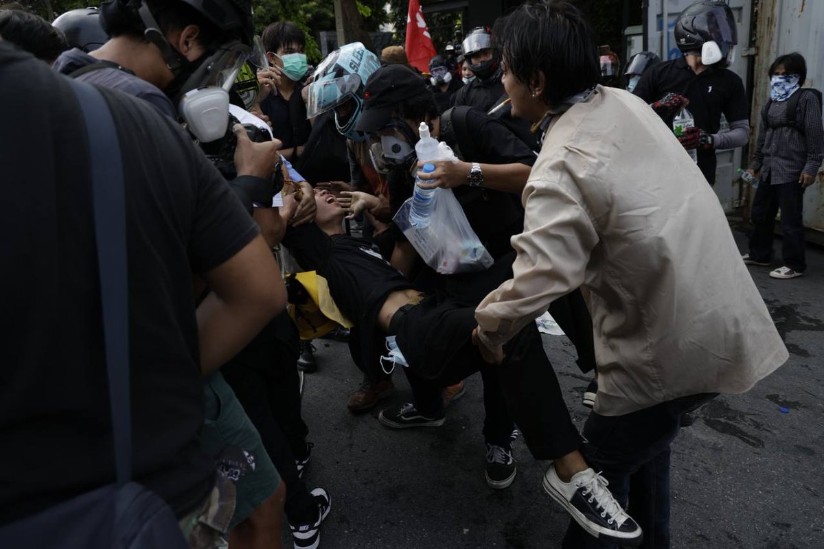 iLawFX's tweet image. ภาพการปะทะหลังจากกลุ่มผู้ชุมนุม #ม็อบ7สิงหา เคลื่อนขบวนมาจากอนุสาวรีย์ชัยฯ มาเผชิญหน้าแนวตำรวจบริเวณแยกดินแดง (3)

ภาพโดย Napat Tar Wesshasartar