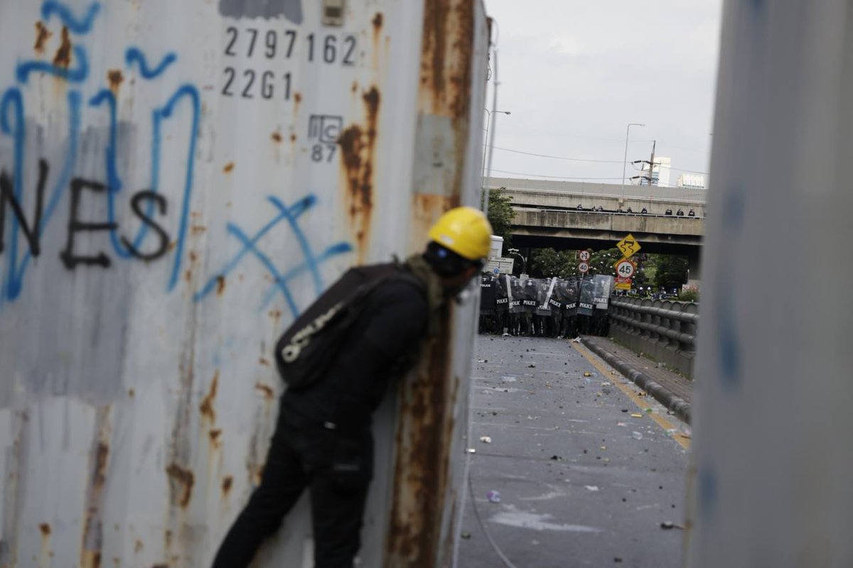 iLawFX's tweet image. ภาพการปะทะหลังจากกลุ่มผู้ชุมนุม #ม็อบ7สิงหา เคลื่อนขบวนมาจากอนุสาวรีย์ชัยฯ มาเผชิญหน้าแนวตำรวจบริเวณแยกดินแดง (3)

ภาพโดย Napat Tar Wesshasartar