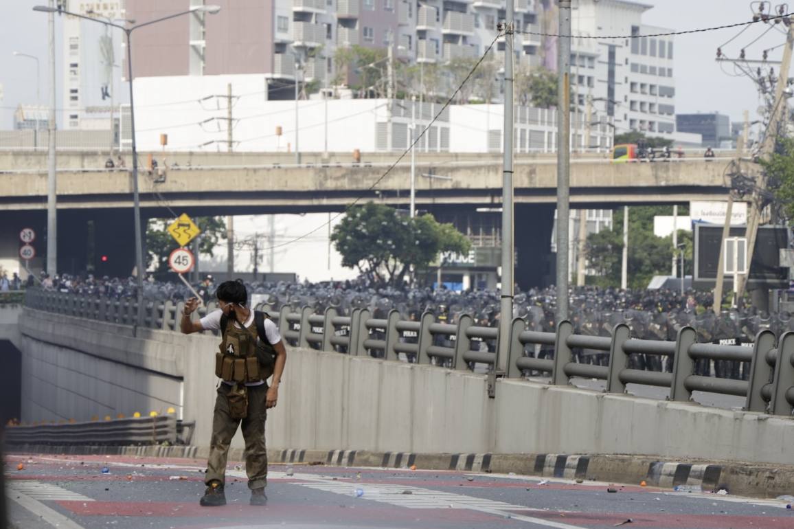 iLawFX's tweet image. ภาพการปะทะหลังจากกลุ่มผู้ชุมนุม #ม็อบ7สิงหา เคลื่อนขบวนมาจากอนุสาวรีย์ชัยฯ มาเผชิญหน้าแนวตำรวจบริเวณแยกดินแดง (3)

ภาพโดย Napat Tar Wesshasartar