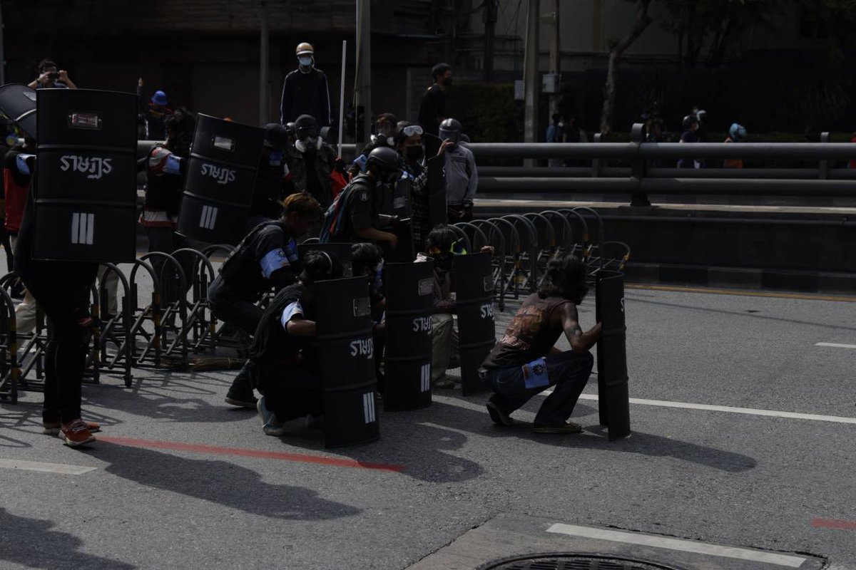 iLawFX's tweet image. ภาพการปะทะหลังจากกลุ่มผู้ชุมนุม #ม็อบ7สิงหา เคลื่อนขบวนมาจากอนุสาวรีย์ชัยฯ มาเผชิญหน้าแนวตำรวจบริเวณแยกดินแดง (3)

ภาพโดย Napat Tar Wesshasartar