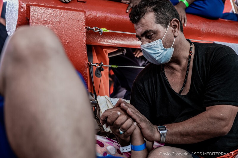 🔴UPDATE L’#OceanViking est laissé dans un trou noir sans aucune information sur un lieu de débarquement. L'équipe médicale voit de plus en plus de signes de détresse psychologique. Hier, une personne s'est évanouie d'épuisement. Nous commençons à manquer de certains médicaments.