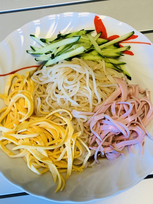 ごはん。
冷やし中華甘酢だれ
錦糸卵は岩崎さん作です。美しい錦糸卵を作るのに命をかけてます。(真実) 