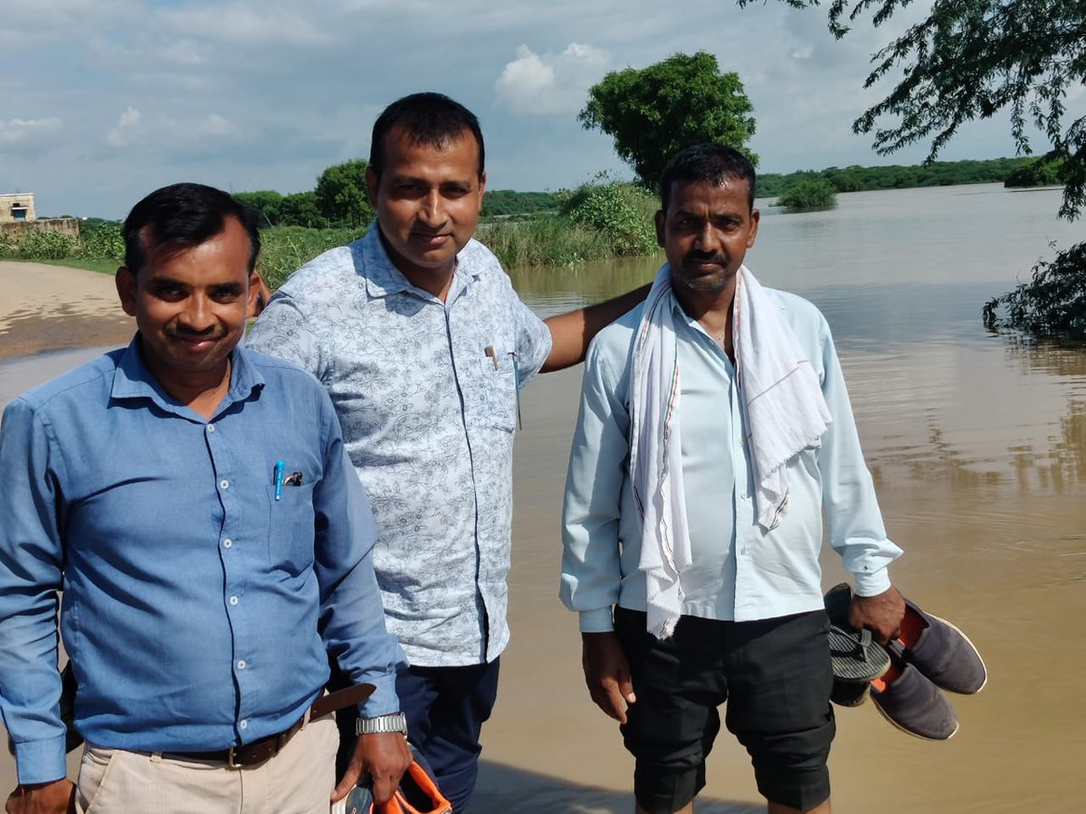 JeeveshUpadhya2's tweet photo. #Mppatwarisangh
भिण्ड जिले में बाढ़ के रूप में आई प्राकृतिक आपदा में पटवारियों द्वारा बाढ़ पीड़ितों को सामग्री पहुंचाई..
@ChouhanShivraj
@OfficeOfKNath
@mppatwarisangh
@GovindSingh_R
@JM_Scindia
@BJP4India
@BJP4MP
@PMOIndia
@narendramodi
@ZeeMPCG
@ndtvindia
@aajtak https://t.co/OYvzdOxg0w