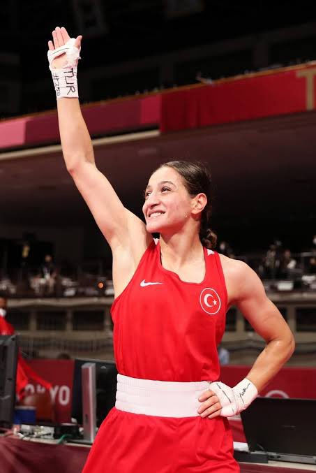 #tokyo2020 ‘de, ringlerdeki harika mücadeleleriyle bizlere inanılmaz duygular yaşatan kızlarımıza çok teşekkür ediyoruz.
🥇Altın madalya, #busenazsurmeneli ‘ye🥈gümüş madalya, #BuseNazCakıroğlu ‘na çok yakıştı! 

#tokyo2020olympics #boxing #gold & #bronze #medal #girlspower