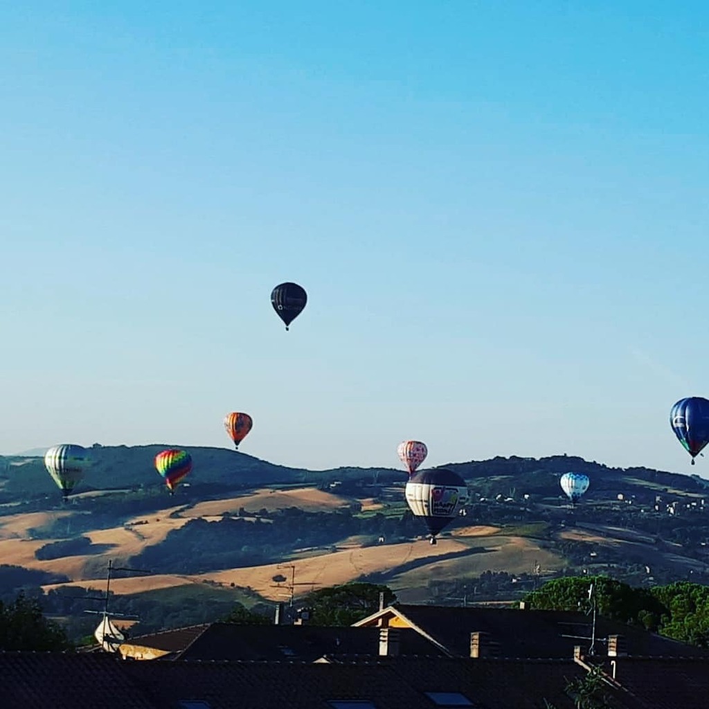 Summer [early] mornings in Todi 🎈
•
•
•
#hotairballon 
#mongolfiere 
#summerinitaly #summeriumbria
#Todi #visitTodi 
#Umbria
#Italy 🇮🇹 instagr.am/p/CSRGx9SoprJ/