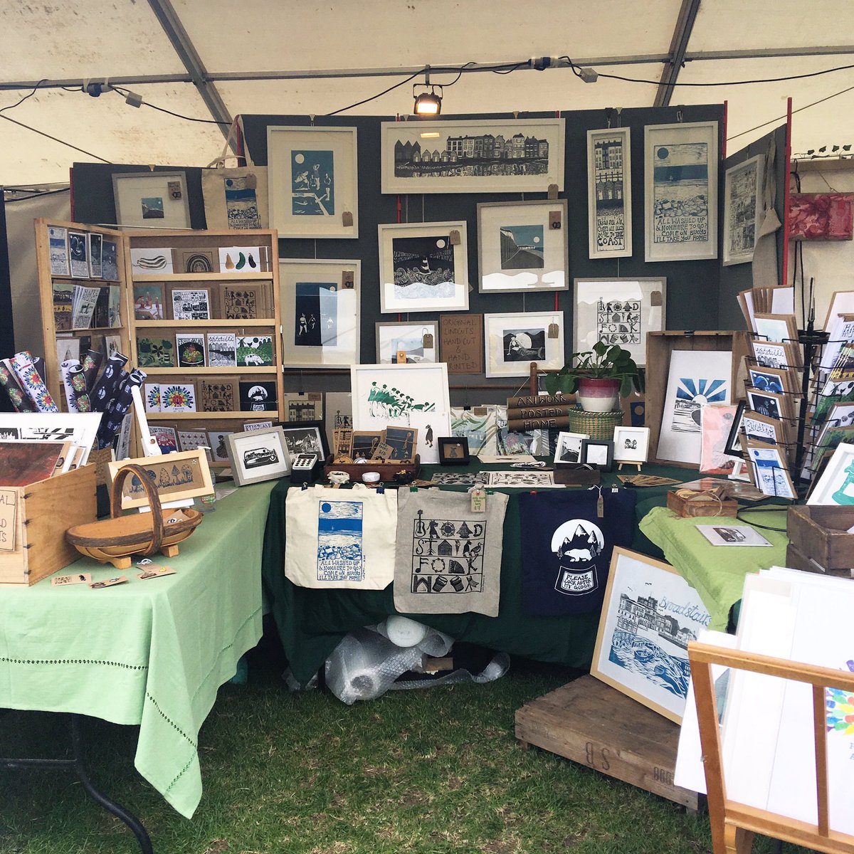 CathDeeson's tweet image. All set up!
@FolkWeek 
☀️🎩🍺
🎵🌼🎹
🍦🌚🎻
#broadstairs  #folkweek #hoodenhorse #morrismen #morrisdancers #broadstairsfolkweek #broadstairsfolkweek2021 #folk #folkfestival #folkmusic 
#smallbusiness #kent #printmaker #linocut