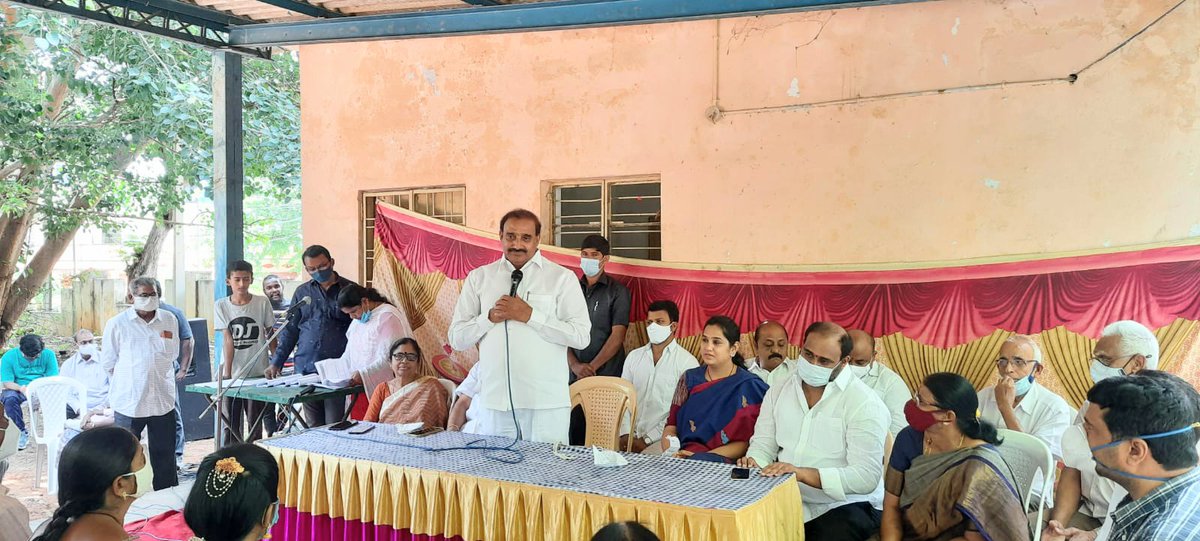 AdarshSindhu's tweet image. #NationalHandloomDay
#encouragehandlooms
#supportweavers

Handed over new #rationcards to the beneficiaries in #MIG today, along with MLA @GandhiArekapudi garu,MIG society members and Women Welfare Association members.
#Bharathinagar

@TelanganaCMO
@KTRTRS 
@GHMCOnline