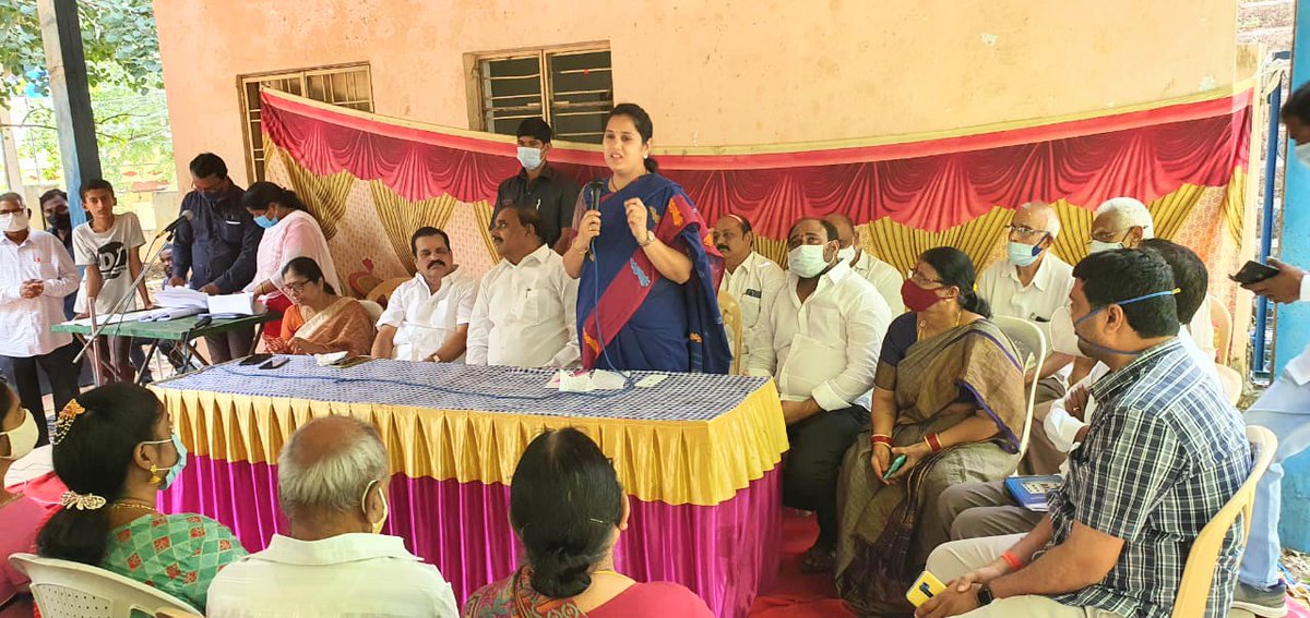 AdarshSindhu's tweet image. #NationalHandloomDay
#encouragehandlooms
#supportweavers

Handed over new #rationcards to the beneficiaries in #MIG today, along with MLA @GandhiArekapudi garu,MIG society members and Women Welfare Association members.
#Bharathinagar

@TelanganaCMO
@KTRTRS 
@GHMCOnline