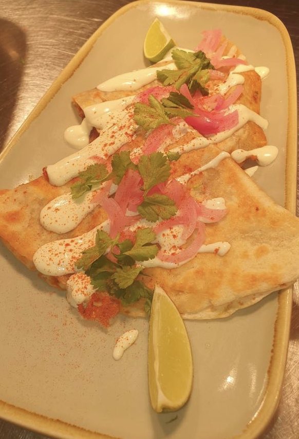 BullsHeadRatby's tweet photo. Would you look at the mighty sharing nachos, quesadillas starter and the gorgeous fajitas, choose from halloumi, king prawns, steak or chicken. We also have desperados and exclusive cocktails to add a little something extra. Call us on 0116 2393256 to try for yourself. https://t.co/IQCjwuewY7