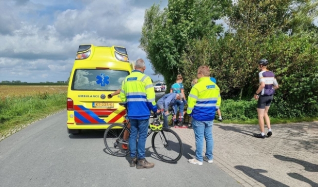 Wielrenner gaat onderuit en raakt gewond in Engwierum