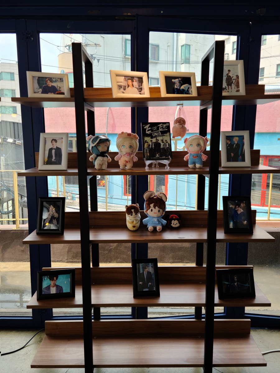 EunSiyul's tweet photo. 3 codeBO805(@wangbo9785 )
최애 용권보가 반겨주는 코드보...ㅠㅠ
층층이 올라오는 계단에 쭉 붙어있는 사진에 정신팔려서 힘든지도 모르고🤣
구관인형의 미모와 인형헬멧의 정교함에 놀라워하며....귀여운물티슈를 겟!
#HAPPYYIBODAY
#이보야_생일축하해
#codeB0805
#왕이보 #王一博 #WangYibo https://t.co/Bm25DQENTe