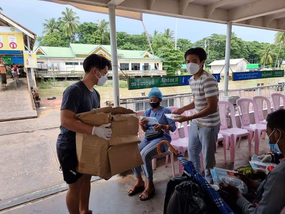 Sunshine_AliceL's tweet photo. Wear a mask every time you go out.

Today, Clean Yangon volunteers distributed masks to the public.

Myanmar ppl are fighting on their own against both Junta and pandemic.

#Aug7Coup
#WhatsHappeningInMyanmar https://t.co/jbyiXeG4RB