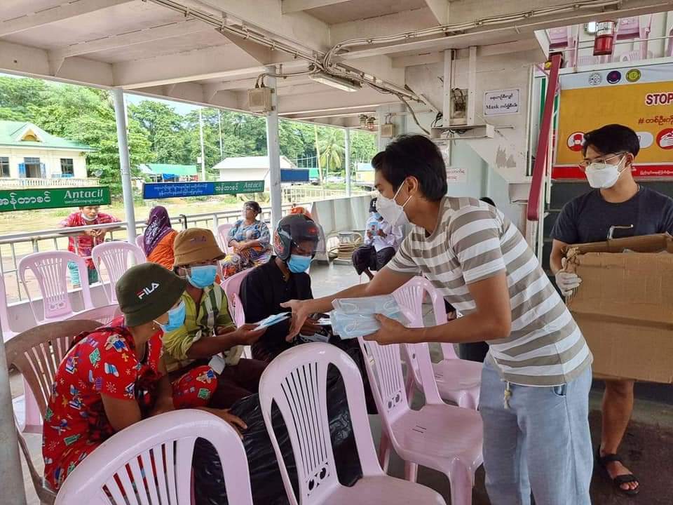 Sunshine_AliceL's tweet photo. Wear a mask every time you go out.

Today, Clean Yangon volunteers distributed masks to the public.

Myanmar ppl are fighting on their own against both Junta and pandemic.

#Aug7Coup
#WhatsHappeningInMyanmar https://t.co/jbyiXeG4RB